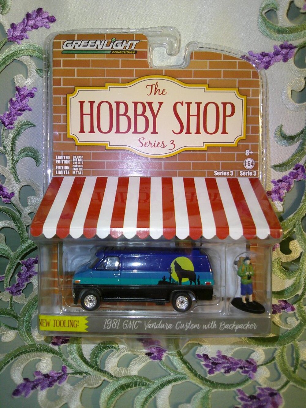 1:64 Greenlight Hobby Shop Series 3 ~ 1981 GMC Vandura Custom w Backpacker NIP
